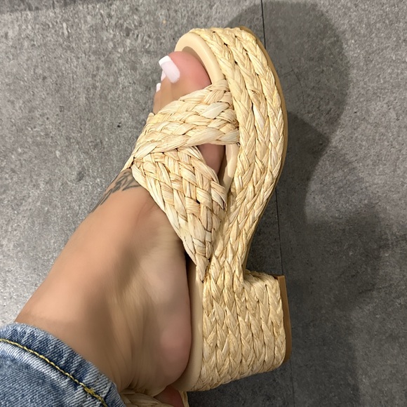 NWT!! RAFFIA NATURAL CRISS CROSS PLATFORM CHUNKY HEEL SLIDE SANDAL - Picture 4 of 11